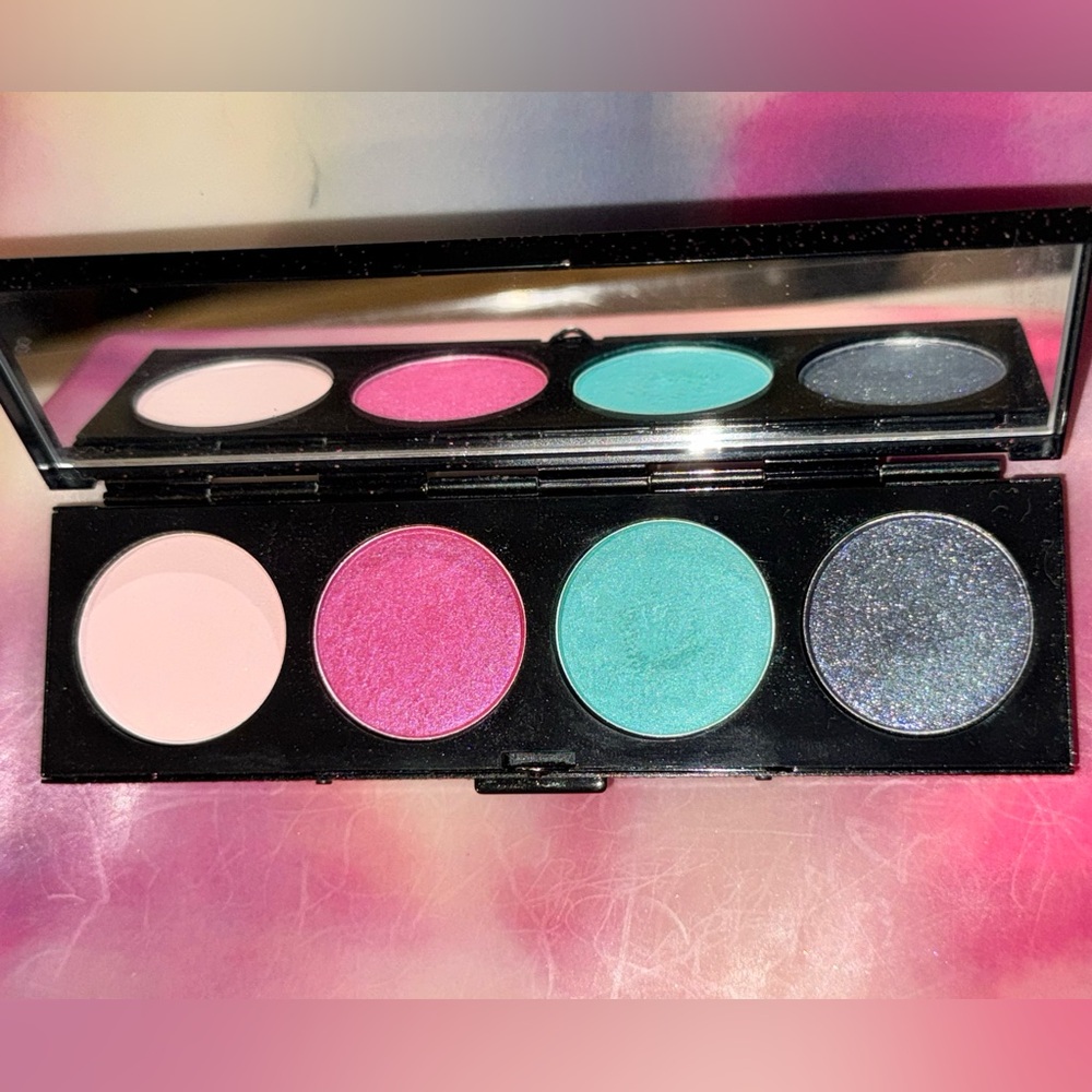 Mac Hello Kitty too dolly eyeshadow palette